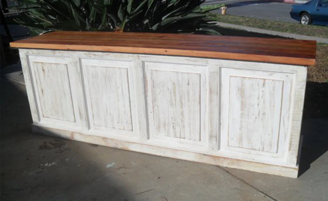 Mostrador Provence de madera maciza, vista frontal con cuatro paños enmarcados blancos y sobre natural